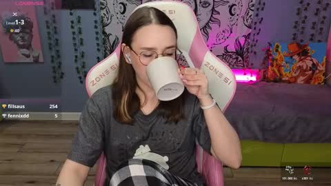 Snapshot of sweet_frosty chatting on 09-25-25, 04:27 Alice online show from 09-25-25, 04:27