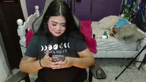 Snapshot of sweet_kitty66 chatting on 02-14-26, 12:51 elizabeth grey online show from 02-14-26, 12:51