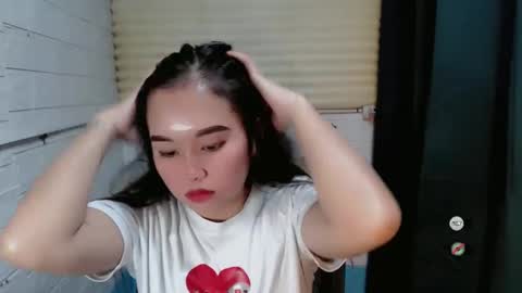 Snapshot of sweet_laika chatting on 01-04-25, 04:12 LAIKA online show from 01-04-25, 04:12