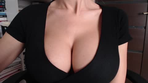 Snapshot of sweet_lil_thing chatting on 10-21-25, 05:30 Jen online show from 10-21-25, 05:30