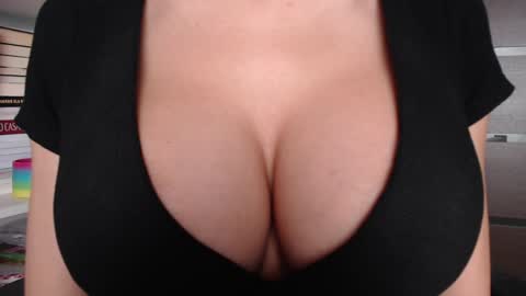 Snapshot of sweet_lil_thing chatting on 11-03-25, 07:31 Jen online show from 11-03-25, 07:31