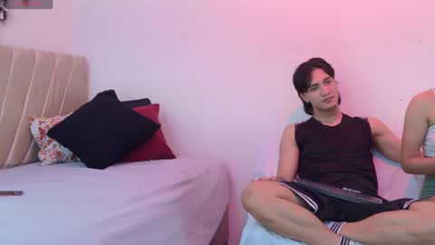 Mia online show from 05-11-26, 12:00