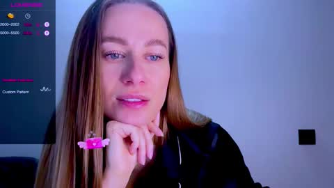 Mia online show from 10-12-25, 11:42