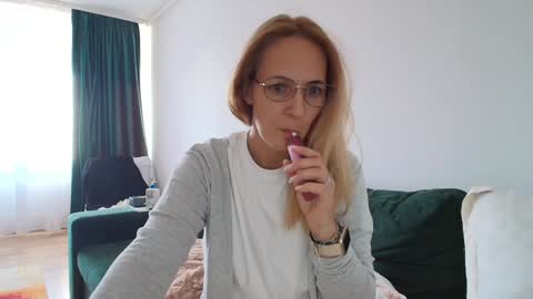 Snapshot of sweetania_ chatting on 01-17-25, 01:35 Ania online show from 01-17-25, 01:35