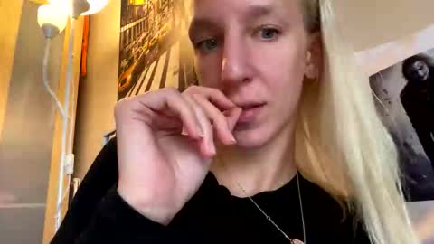 Snapshot of sweetblondye chatting on 09-10-25, 01:22 MayaBlonde online show from 09-10-25, 01:22