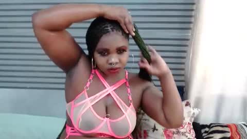 Snapshot of sweetcandypussy25 chatting on 03-19-26, 11:47 queen online show from 03-19-26, 11:47