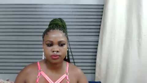 Snapshot of sweetcandypussy25 chatting on 03-22-26, 05:16 queen online show from 03-22-26, 05:16