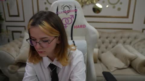 Amelia online show from 10-11-25, 10:25