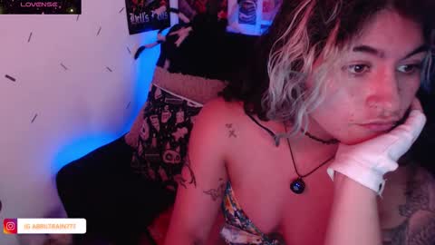 Abril online show from 10-28-25, 05:37