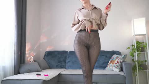 Snapshot of sweetdreamvic chatting on 02-05-25, 12:49 Vicktorious online show from 02-05-25, 12:49