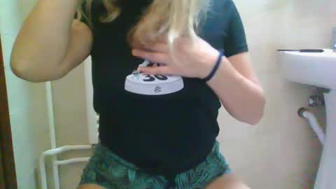 Snapshot of sweetdyzy chatting on 02-16-25, 08:21 Sweet Dyzy online show from 02-16-25, 08:21