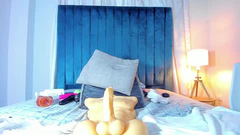 Mia online show from 12-30-24, 05:44