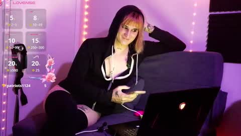 Snapshot of sweetemmarose chatting on 01-09-26, 04:26 Emma online show from 01-09-26, 04:26