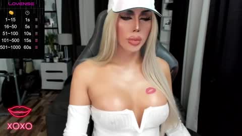 Snapshot of sweetestcandice08 chatting on 12-11-24, 06:58 CANDACE online show from 12-11-24, 06:58