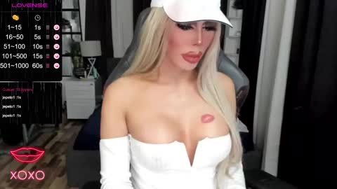 Snapshot of sweetestcandice08 chatting on 12-23-24, 10:23 CANDACE online show from 12-23-24, 10:23