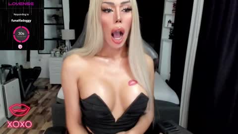 Snapshot of sweetestcandice08 chatting on 10-10-25, 07:57 CANDACE online show from 10-10-25, 07:57