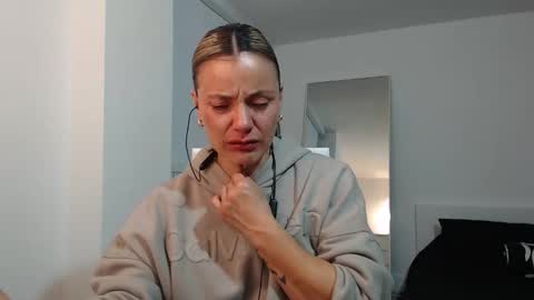 sweef online show from 12-18-25, 01:33