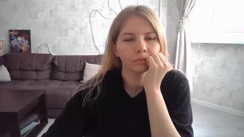 SweetieeFox online show from 09-12-25, 06:46