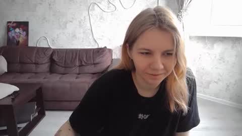 SweetieeFox online show from 09-16-25, 06:14