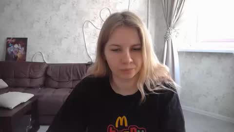SweetieeFox online show from 09-22-25, 07:10