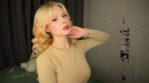 Snapshot of sweetielis chatting on 01-21-25, 02:15 sweetie Lisa3 online show from 01-21-25, 02:15