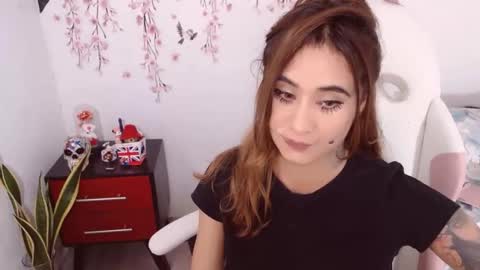 Snapshot of sweetkatik chatting on 10-25-25, 05:19 karen online show from 10-25-25, 05:19