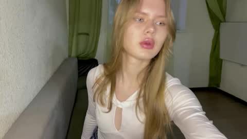 Snapshot of sweetlolly33 chatting on 11-10-25, 04:55 Lola online show from 11-10-25, 04:55