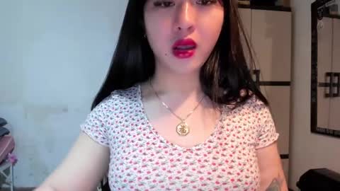 Snapshot of sweetlovepinay04 chatting on 01-06-25, 02:58 Zoe online show from 01-06-25, 02:58