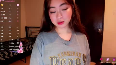 Snapshot of sweetlovepinay04 chatting on 05-10-26, 12:38 Zoe online show from 05-10-26, 12:38