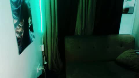 Snapshot of sweetmistresss chatting on 10-13-25, 02:00 Mio online show from 10-13-25, 02:00