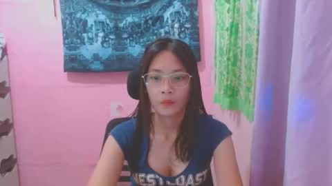 Snapshot of sweetsexygirl20 chatting on 06-03-26, 06:05 Mia online show from 06-03-26, 06:05