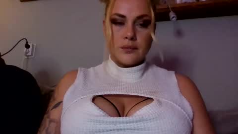 Snapshot of sweetsinz_ chatting on 10-11-25, 08:51 sweetsinz_ online show from 10-11-25, 08:51