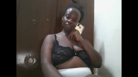 Snapshot of sweetyass25 chatting on 09-19-25, 07:25 sweetyass25 online show from 09-19-25, 07:25