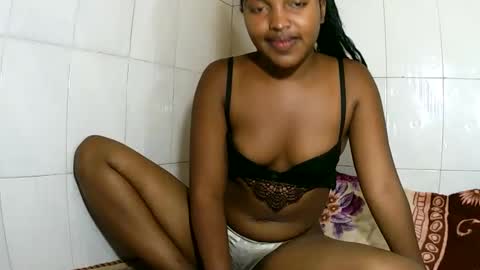 Snapshot of sylviasexy27 chatting on 02-21-25, 04:29 sylviasexy27 online show from 02-21-25, 04:29