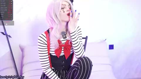 Snapshot of sylvie_fey chatting on 10-05-25, 11:02 Sylvie online show from 10-05-25, 11:02