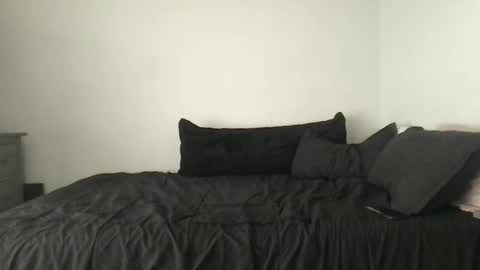 Snapshot of synn_knight chatting on 10-16-25, 10:33 Synn Knight online show from 10-16-25, 10:33