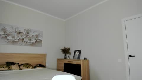 Snapshot of synop_sis chatting on 09-12-25, 08:36 Mila online show from 09-12-25, 08:36