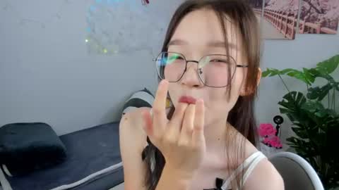 Snapshot of syuri_sun chatting on 06-21-26, 03:47 Yuki online show from 06-21-26, 03:47