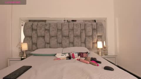 Snapshot of tamara_luaren chatting on 02-13-25, 10:22 Tamara online show from 02-13-25, 10:22