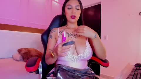 Snapshot of tatilarson chatting on 02-11-26, 01:16 TATI online show from 02-11-26, 01:16