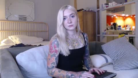 Snapshot of tattoobbgirl chatting on 02-07-25, 08:42 tattoobbgirl online show from 02-07-25, 08:42