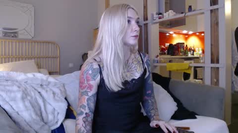 Snapshot of tattoobbgirl chatting on 02-10-25, 09:04 tattoobbgirl online show from 02-10-25, 09:04