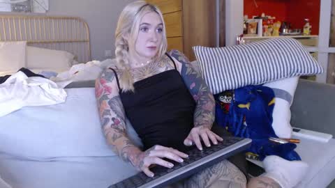 Snapshot of tattoobbgirl chatting on 03-05-25, 04:35 tattoobbgirl online show from 03-05-25, 04:35