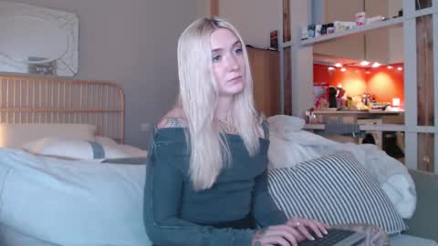 Snapshot of tattoobbgirl chatting on 03-06-25, 05:11 tattoobbgirl online show from 03-06-25, 05:11