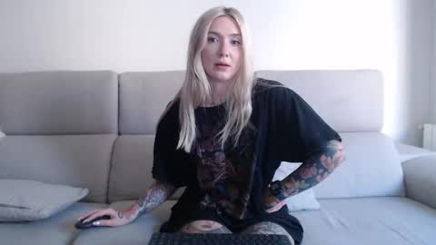 Snapshot of tattoobbgirl chatting on 09-14-25, 11:31 tattoobbgirl online show from 09-14-25, 11:31