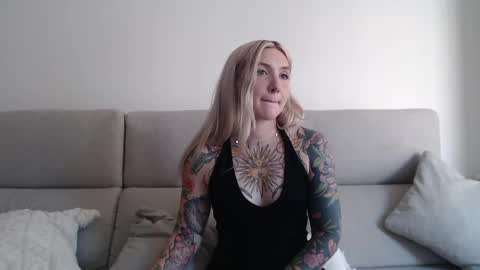 Snapshot of tattoobbgirl chatting on 09-16-25, 02:40 tattoobbgirl online show from 09-16-25, 02:40