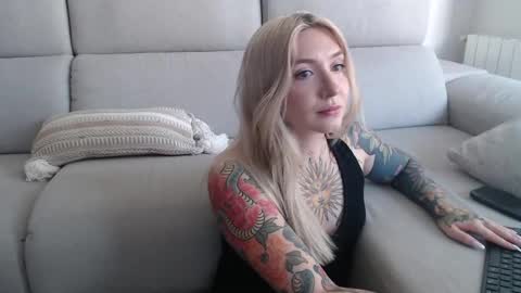 Snapshot of tattoobbgirl chatting on 09-19-25, 11:33 tattoobbgirl online show from 09-19-25, 11:33