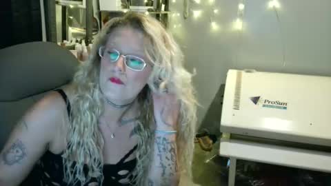 Snapshot of tattooeddirtyteacher chatting on 01-02-25, 09:43 Lisa Lovely online show from 01-02-25, 09:43