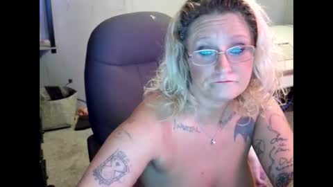 Snapshot of tattooeddirtyteacher chatting on 01-22-25, 12:27 Lisa Lovely online show from 01-22-25, 12:27