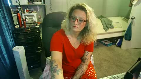 Snapshot of tattooeddirtyteacher chatting on 02-19-25, 06:21 Lisa Lovely online show from 02-19-25, 06:21